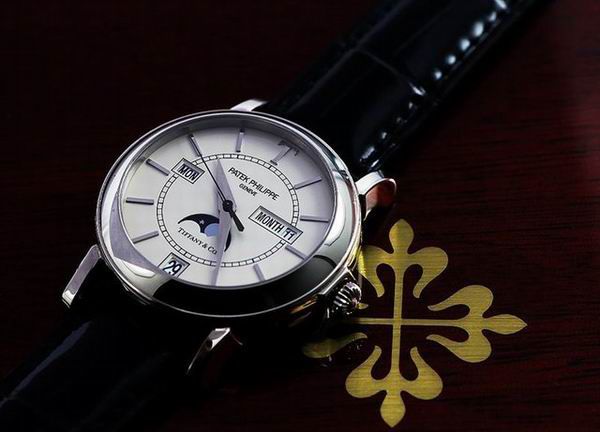 “表王”四面楚歌？天價(jià)聯(lián)名腕表背后，百達(dá)翡麗的時(shí)代焦慮